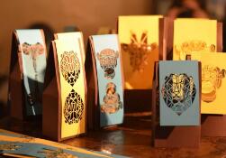 激光雕刻紙制包裝盒 為時(shí)尚“袋”言