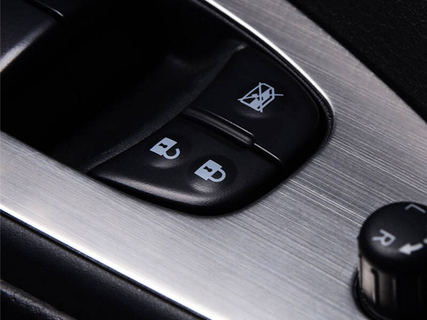 汽車裝飾件3D激光拉絲設(shè)備—塑料鐳雕機(jī)